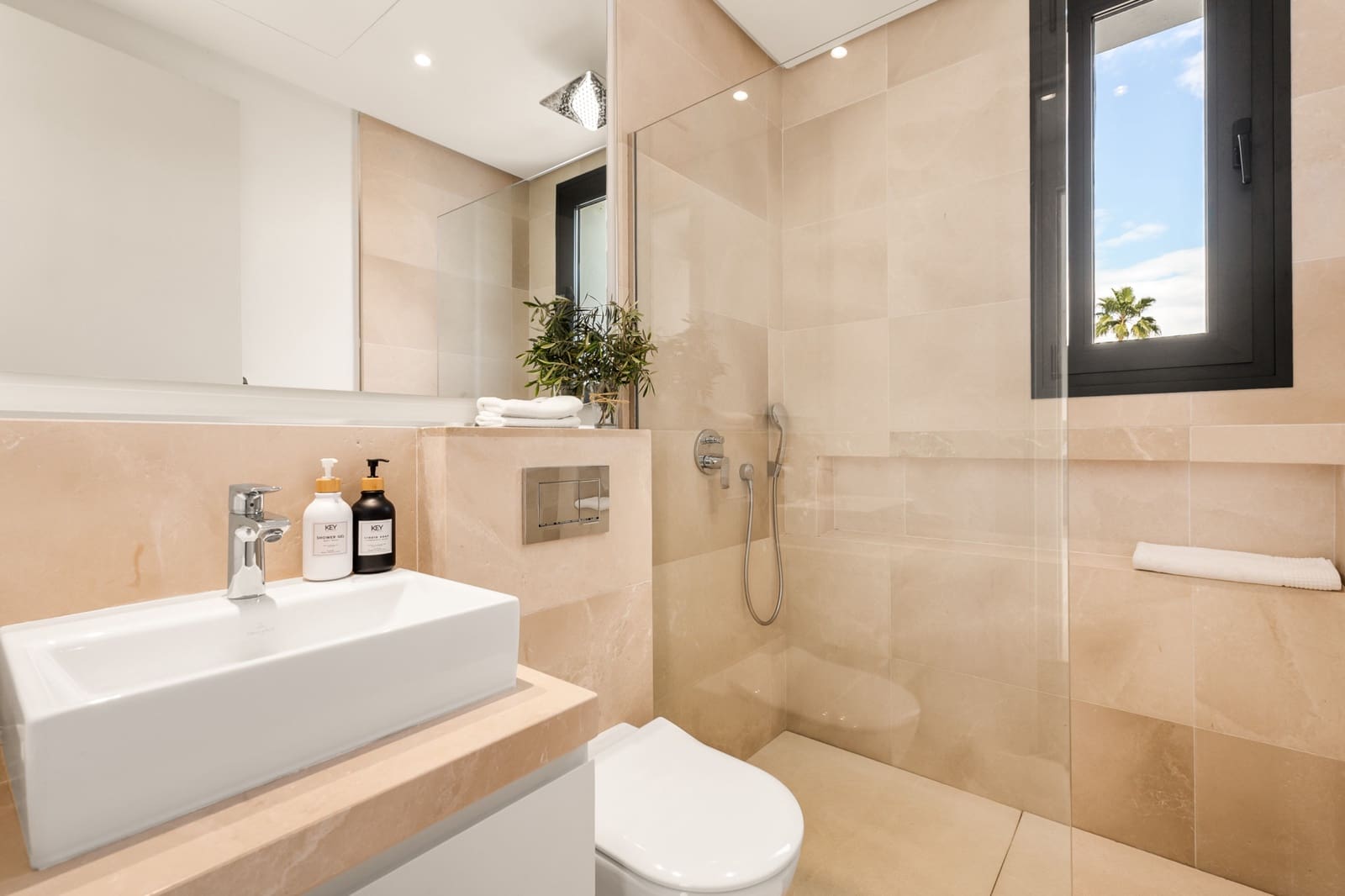 5 slaapkamer Villa voor vakantieverhuur in El Paraiso met zwembad garage - € 3.650 (Ref: 9270297)