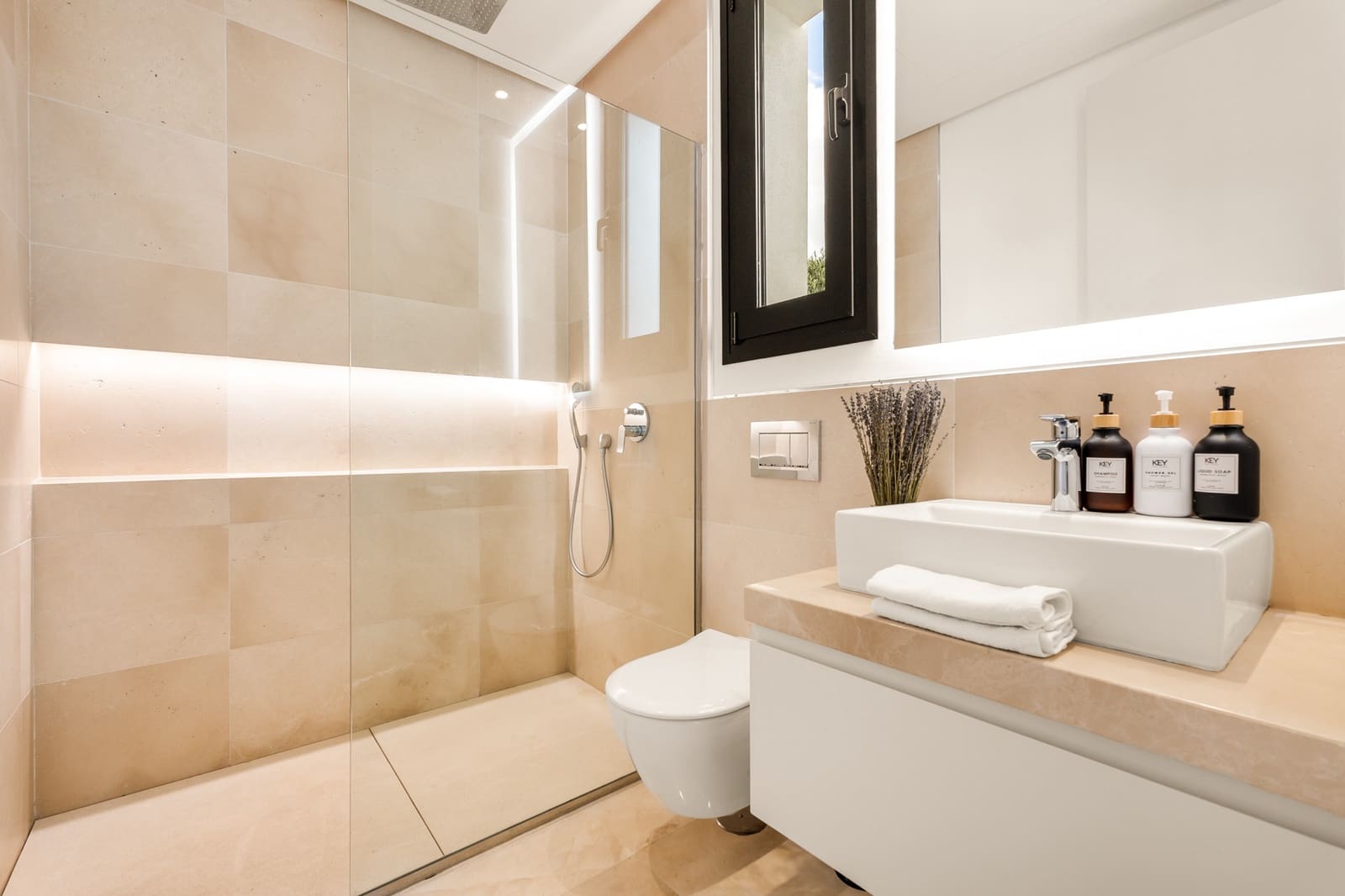 5 slaapkamer Villa voor vakantieverhuur in El Paraiso met zwembad garage - € 3.650 (Ref: 9270297)