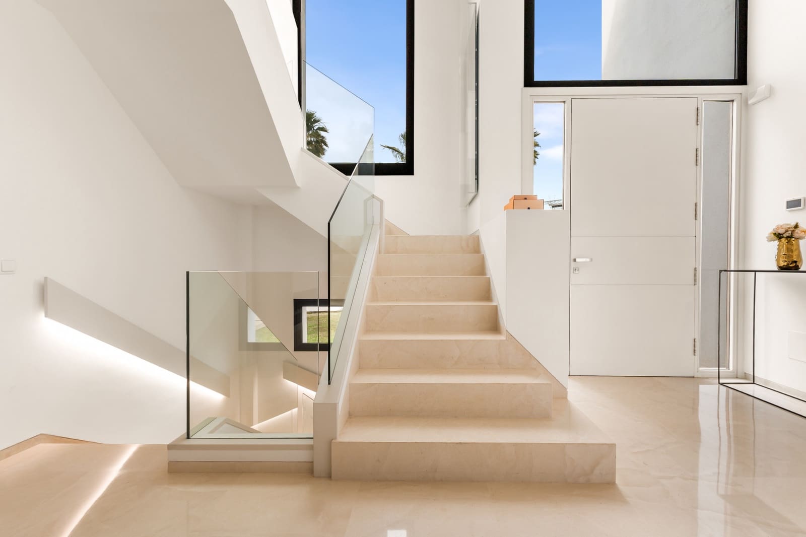 5 slaapkamer Villa voor vakantieverhuur in El Paraiso met zwembad garage - € 3.650 (Ref: 9270297)