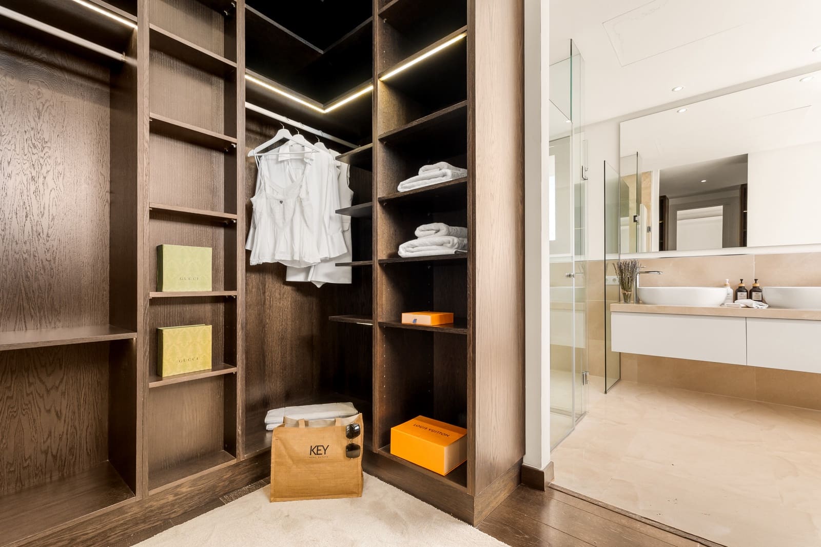 5 slaapkamer Villa voor vakantieverhuur in El Paraiso met zwembad garage - € 3.650 (Ref: 9270297)