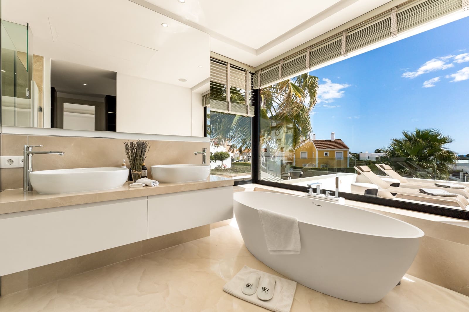 5 slaapkamer Villa voor vakantieverhuur in El Paraiso met zwembad garage - € 3.650 (Ref: 9270297)