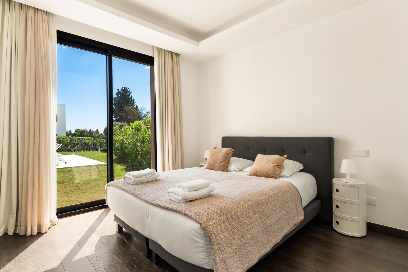 5 slaapkamer Villa voor vakantieverhuur in El Paraiso met zwembad garage - € 3.650 (Ref: 9270297)