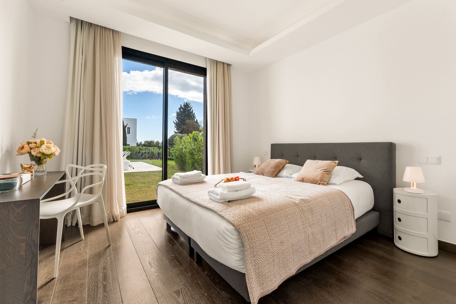 5 slaapkamer Villa voor vakantieverhuur in El Paraiso met zwembad garage - € 3.650 (Ref: 9270297)