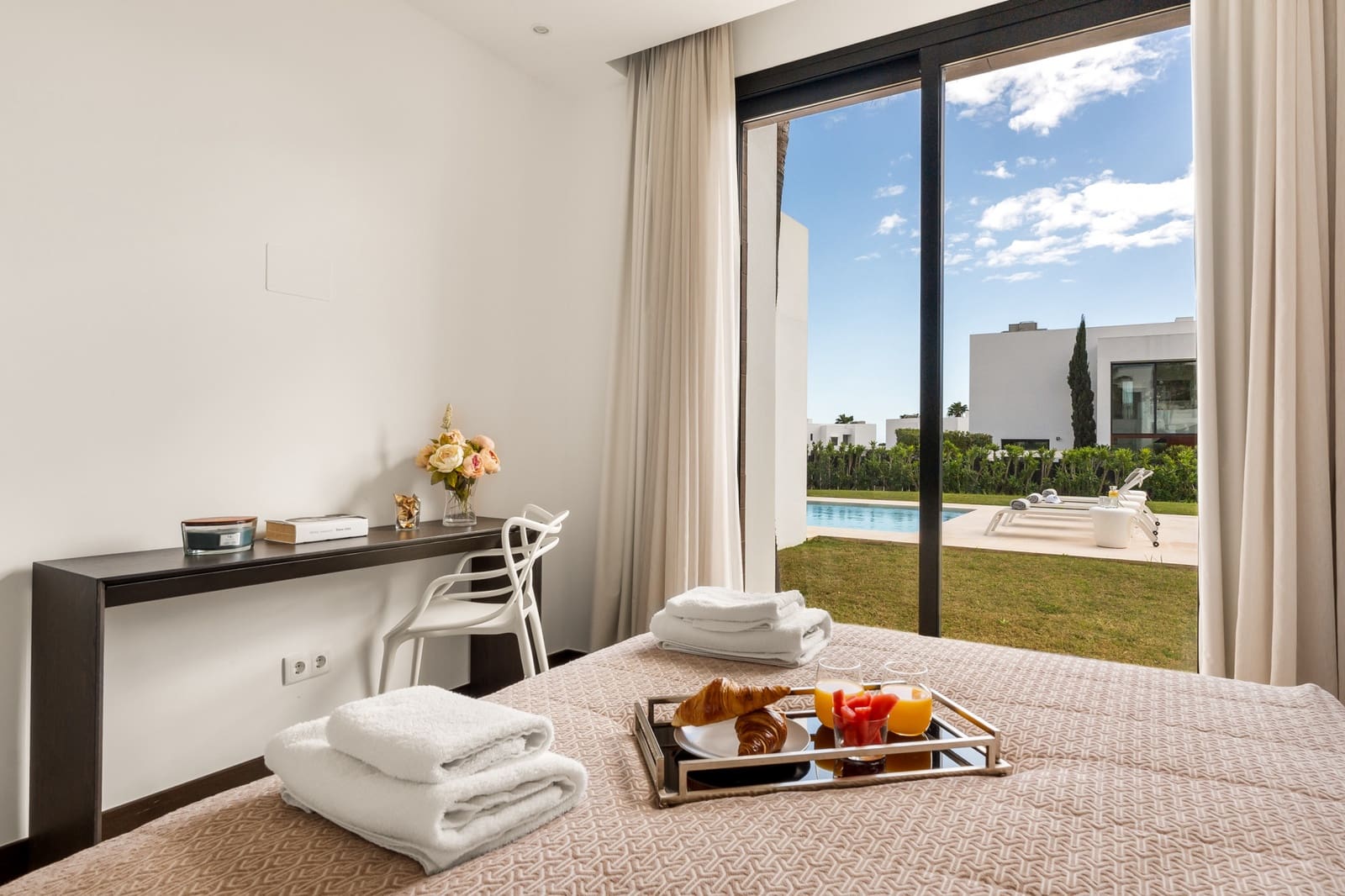 5 slaapkamer Villa voor vakantieverhuur in El Paraiso met zwembad garage - € 3.650 (Ref: 9270297)