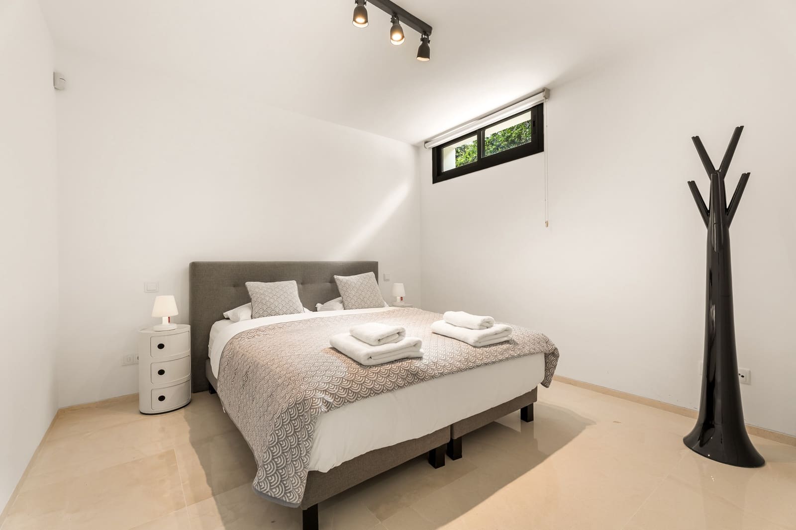 5 slaapkamer Villa voor vakantieverhuur in El Paraiso met zwembad garage - € 3.650 (Ref: 9270297)