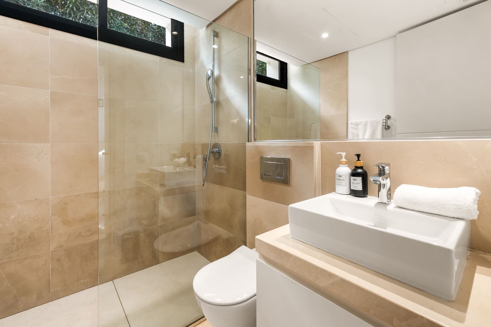 5 slaapkamer Villa voor vakantieverhuur in El Paraiso met zwembad garage - € 3.650 (Ref: 9270297)