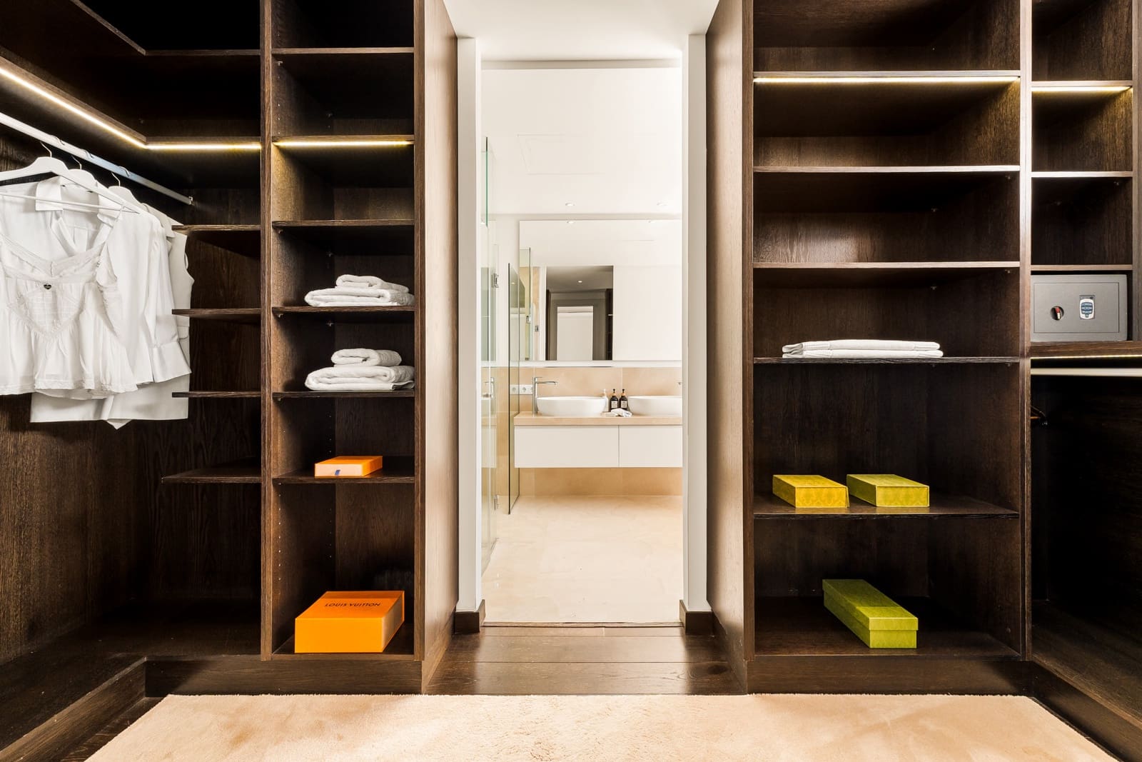 5 slaapkamer Villa voor vakantieverhuur in El Paraiso met zwembad garage - € 3.650 (Ref: 9270297)