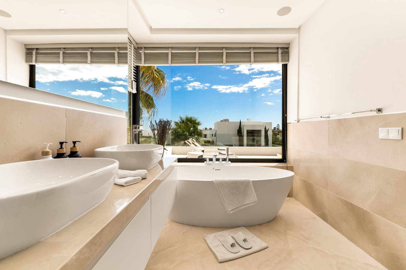 5 slaapkamer Villa voor vakantieverhuur in El Paraiso met zwembad garage - € 3.650 (Ref: 9270297)