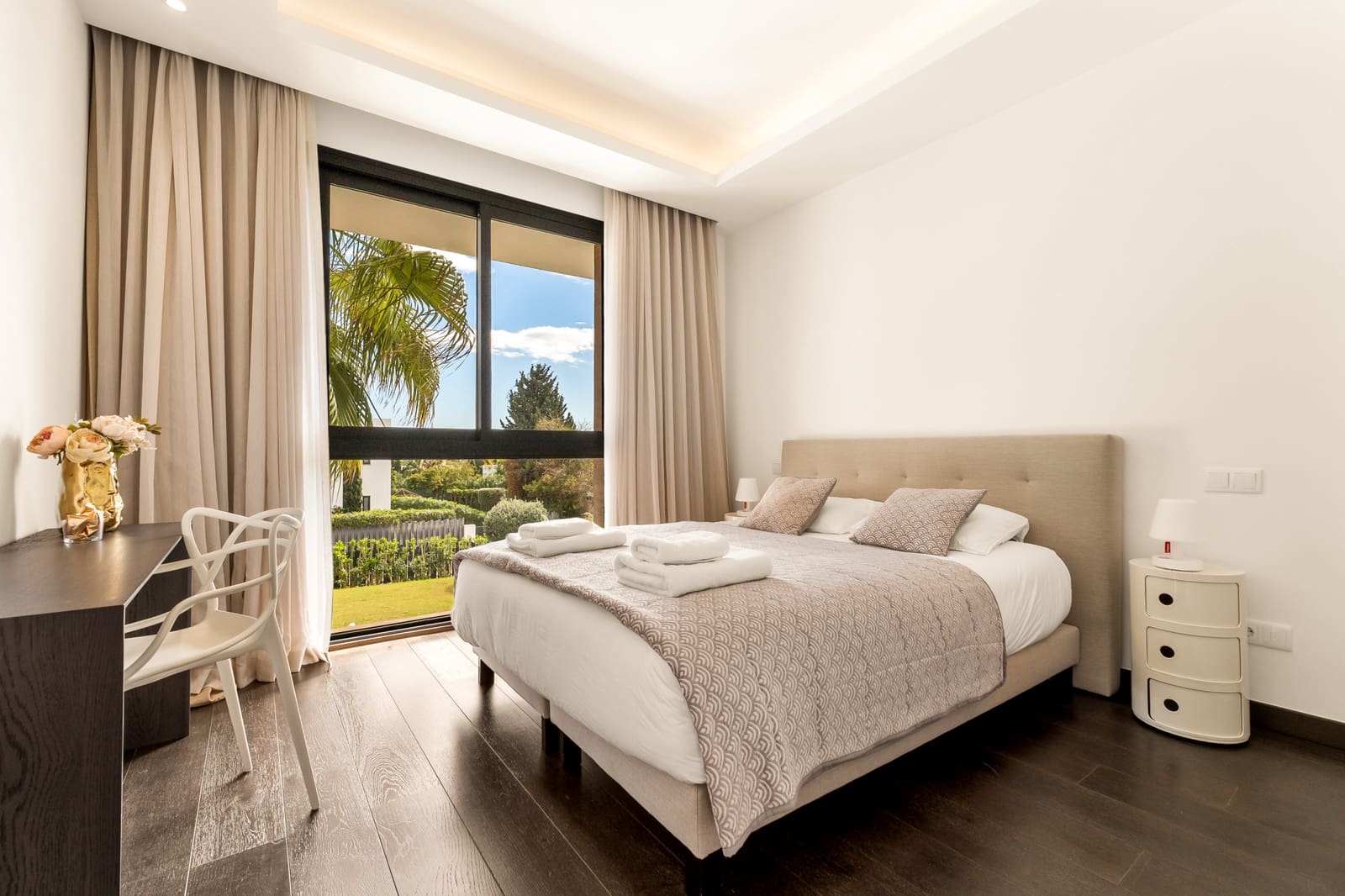 5 slaapkamer Villa voor vakantieverhuur in El Paraiso met zwembad garage - € 3.650 (Ref: 9270297)