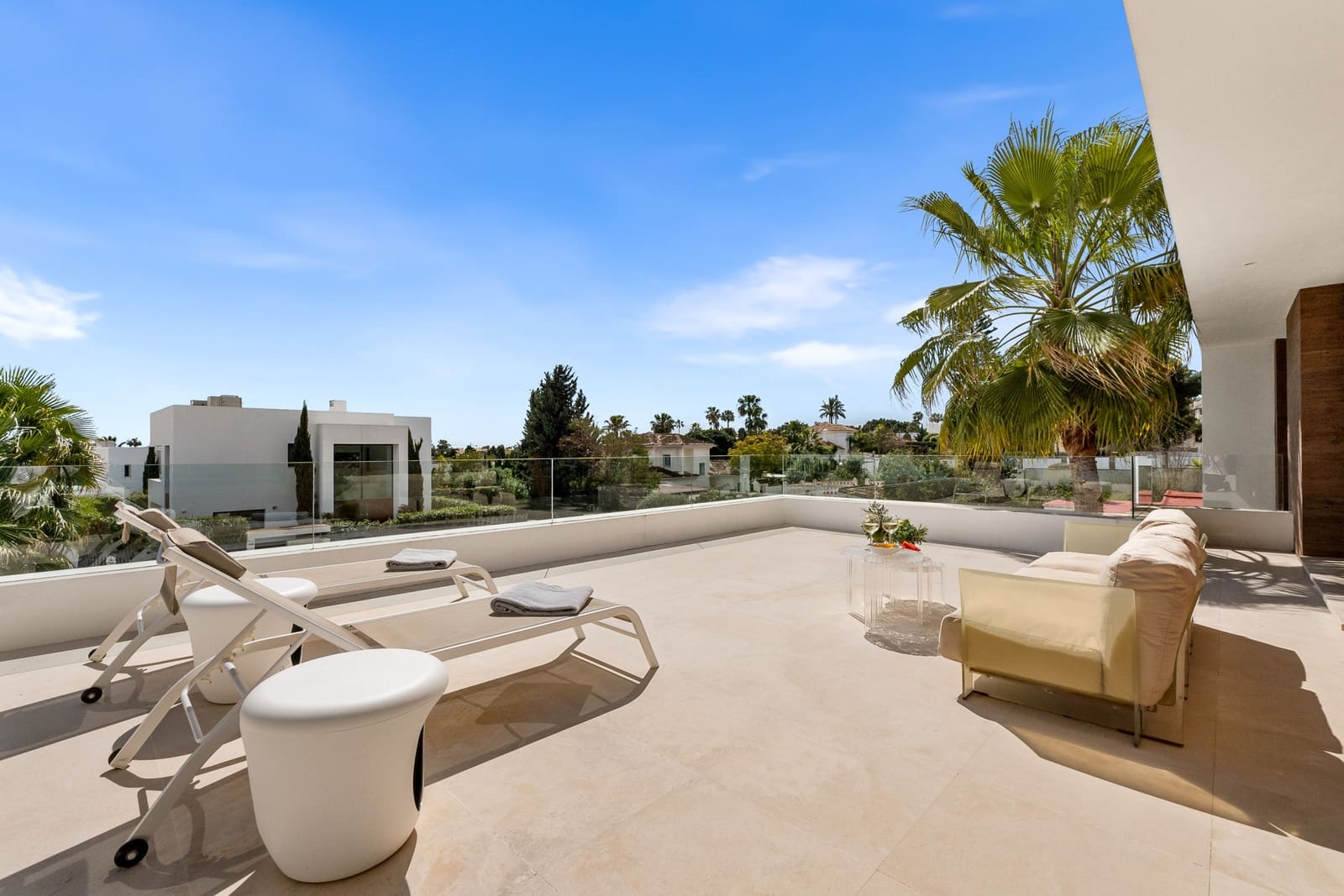 5 slaapkamer Villa voor vakantieverhuur in El Paraiso met zwembad garage - € 3.650 (Ref: 9270297)