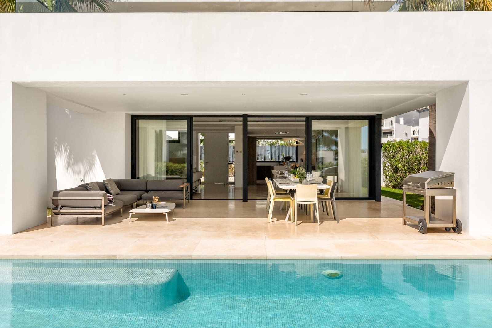 5 slaapkamer Villa voor vakantieverhuur in El Paraiso met zwembad garage - € 3.650 (Ref: 9270297)