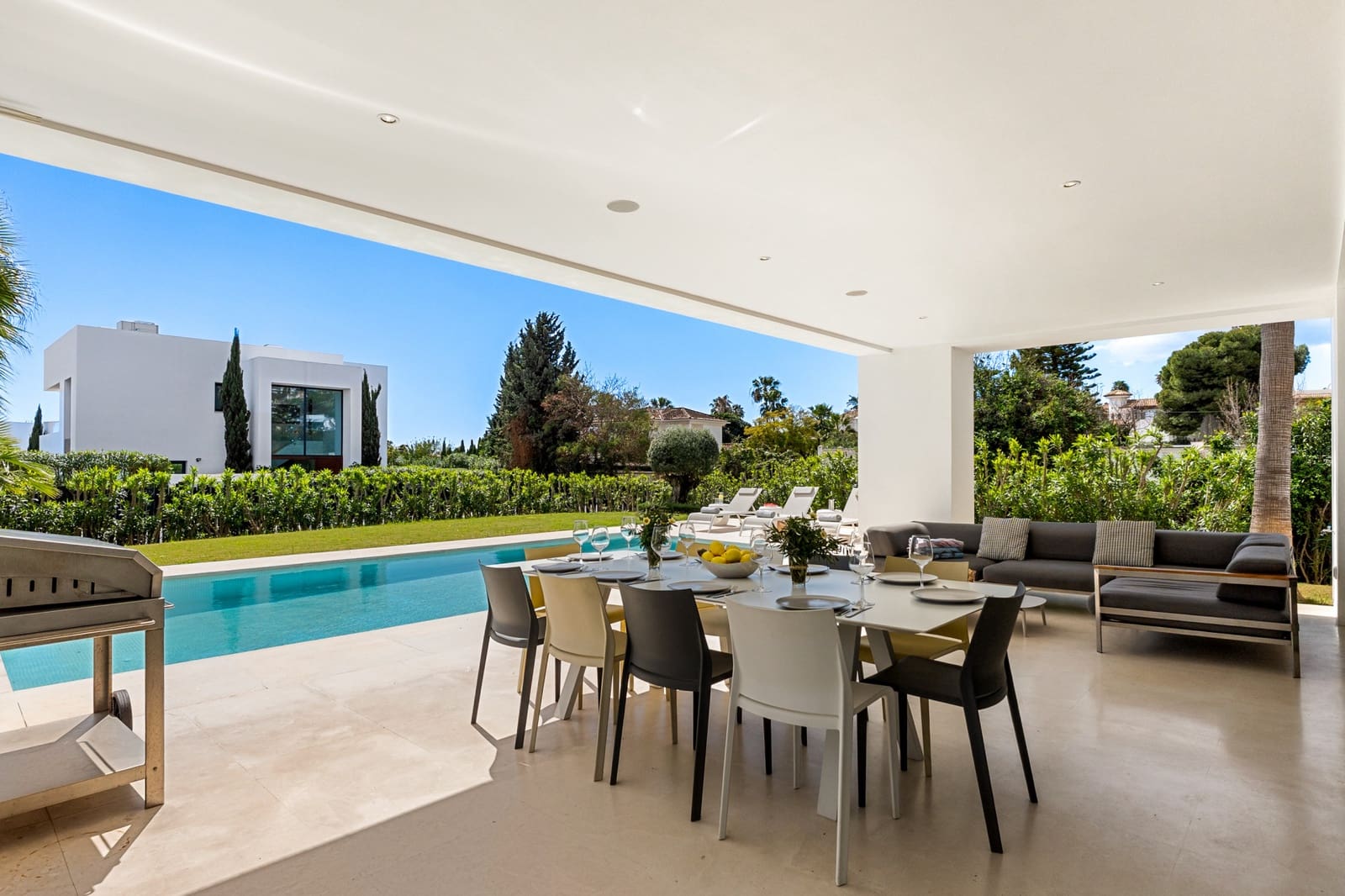 5 slaapkamer Villa voor vakantieverhuur in El Paraiso met zwembad garage - € 3.650 (Ref: 9270297)