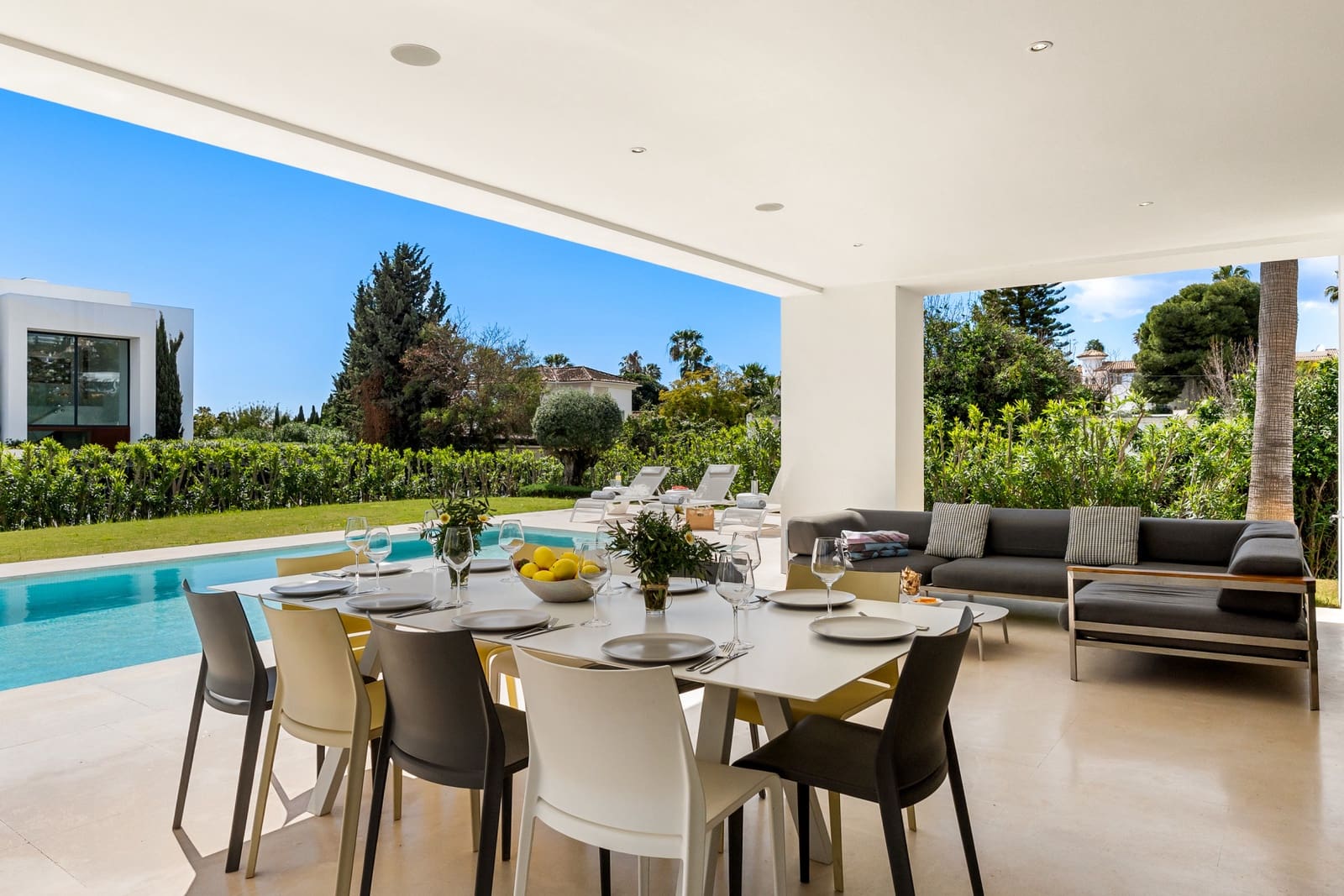 5 slaapkamer Villa voor vakantieverhuur in El Paraiso met zwembad garage - € 3.650 (Ref: 9270297)