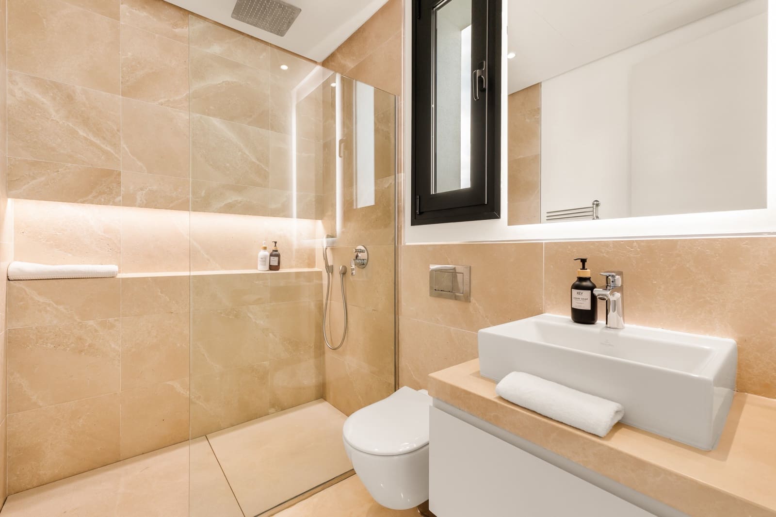 5 slaapkamer Villa voor vakantieverhuur in El Paraiso met zwembad garage - € 3.650 (Ref: 9270297)