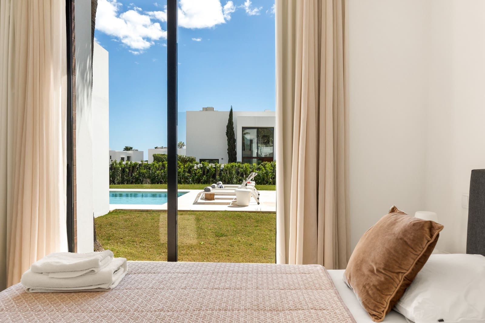 5 slaapkamer Villa voor vakantieverhuur in El Paraiso met zwembad garage - € 3.650 (Ref: 9270297)