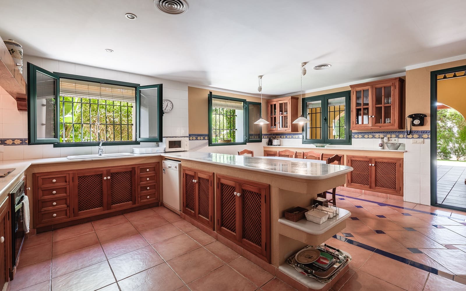 6 slaapkamer Villa te huur in Guadalmina met zwembad garage - € 8.000 (Ref: 9278177)