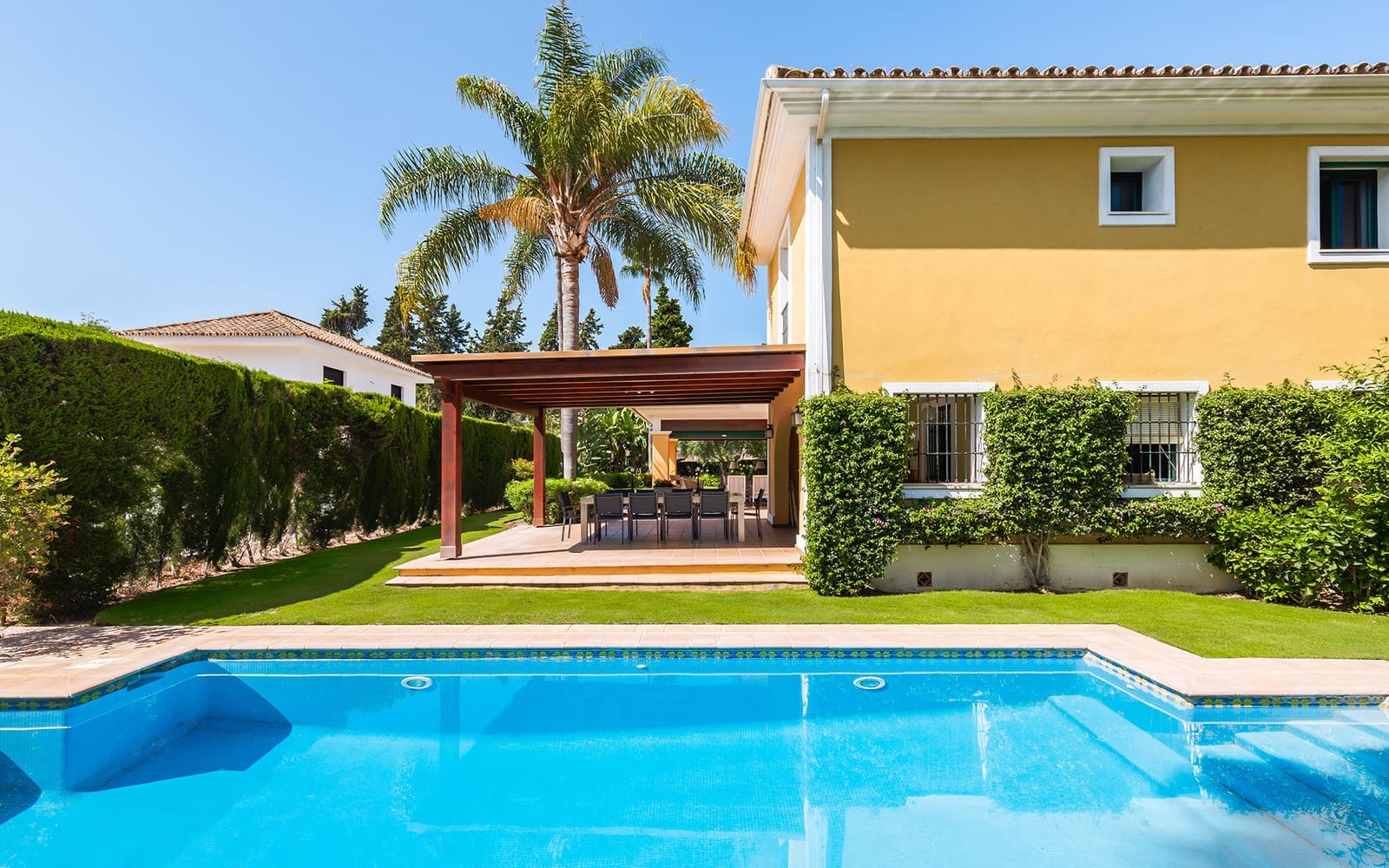 6 slaapkamer Villa te huur in Guadalmina met zwembad garage - € 8.000 (Ref: 9278177)