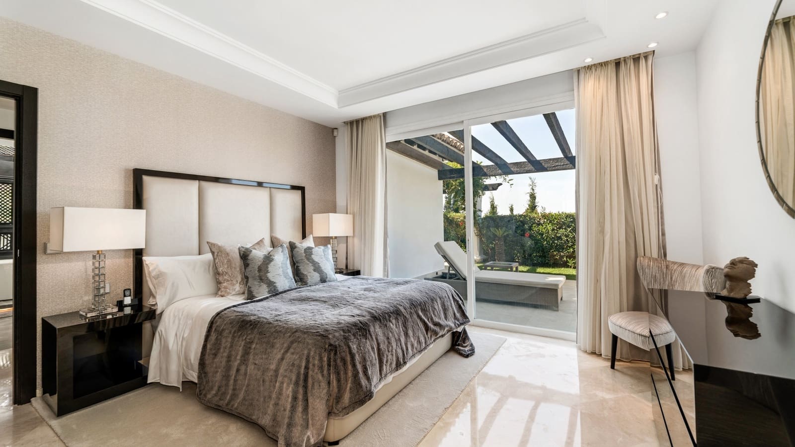 5 soverom Villa til salgs i La Quinta med svømmebasseng garasje - € 3 795 000 (Ref: 9347856)