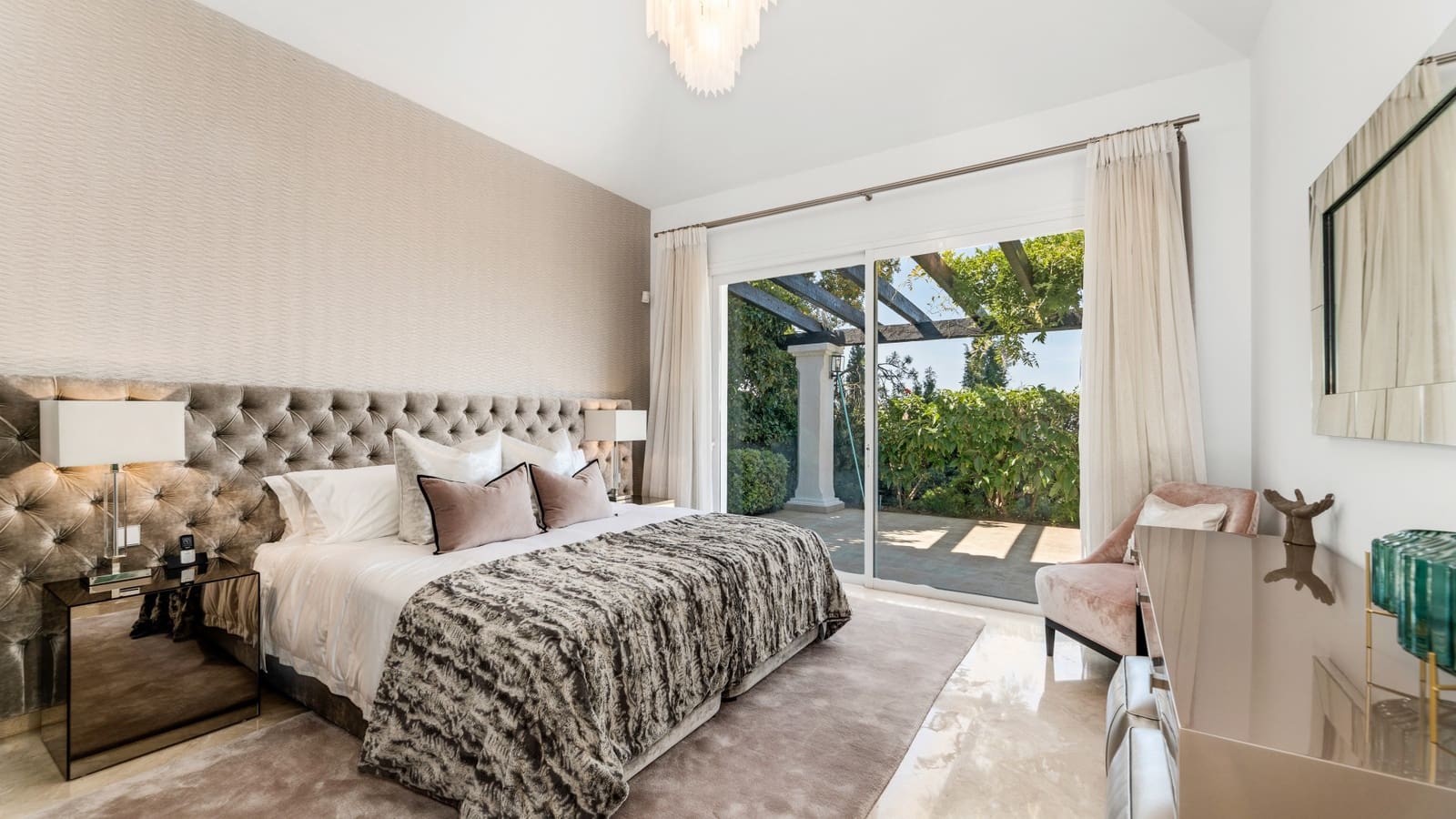 5 soverom Villa til salgs i La Quinta med svømmebasseng garasje - € 3 795 000 (Ref: 9347856)