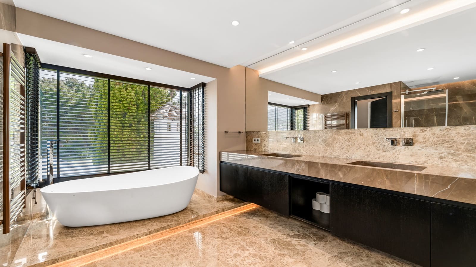 5 soverom Villa til salgs i La Quinta med svømmebasseng garasje - € 3 795 000 (Ref: 9347856)