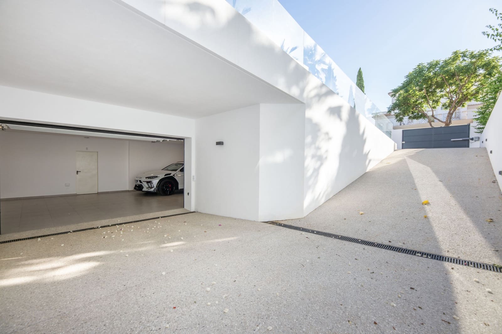 5 bedroom Villa for sale in Los Flamingos with pool garage - € 4,750,000 (Ref: 9368952)