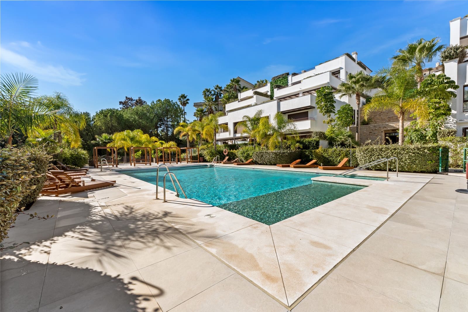 2 bedroom Apartment for rent in Marbella with pool garage - € 6,000 (Ref: 9450888)