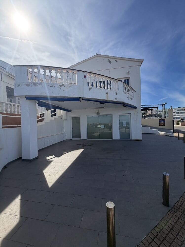 Restaurant/Bar for sale in Arenal d'en Castell - € 450,000 (Ref: 10111935)
