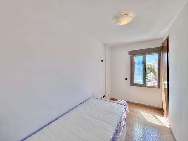 Piso de 3 habitaciones en Playa d'en Bossa en venta - 580.000 € (Ref: 9744229)