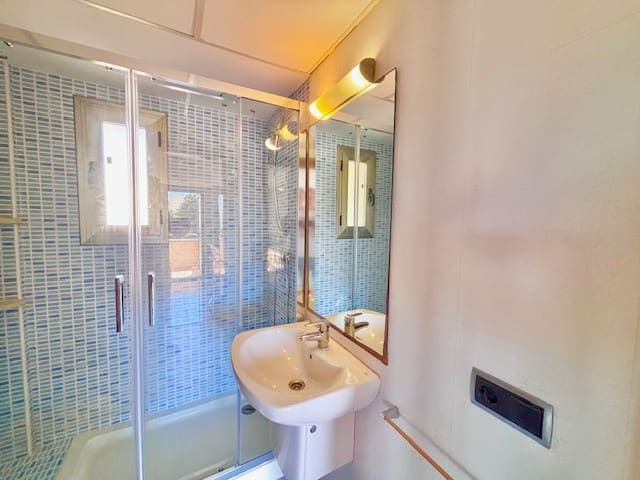 Piso de 3 habitaciones en Playa d'en Bossa en venta - 580.000 € (Ref: 9744229)