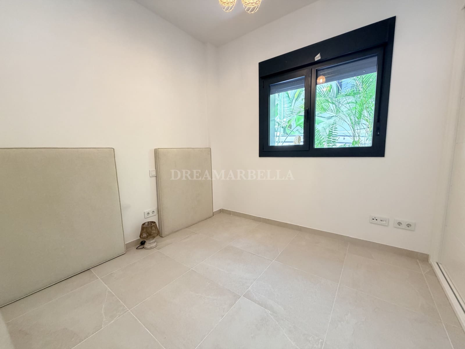 2 sovrum Lägenhet att hyra i Estepona med pool garage - 2 500 € (Ref: 10000212)
