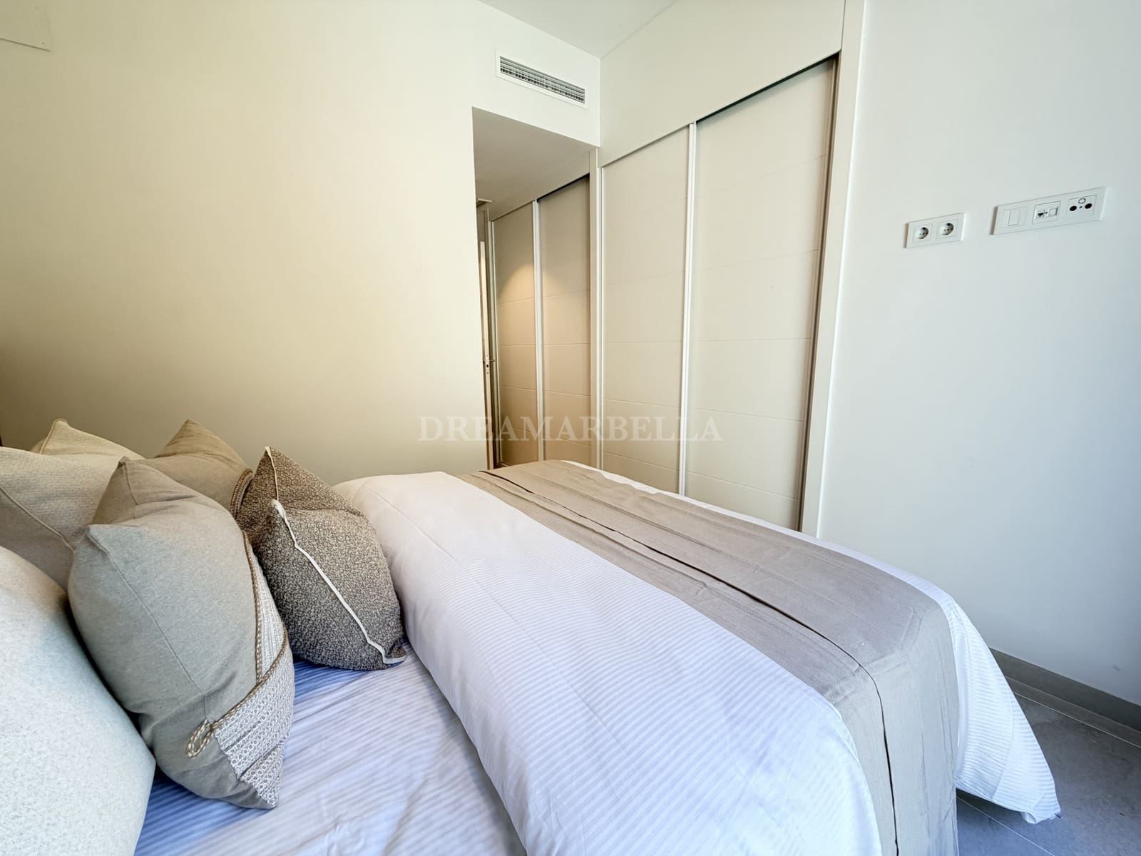 2 sovrum Lägenhet att hyra i Estepona med pool garage - 2 500 € (Ref: 10000212)