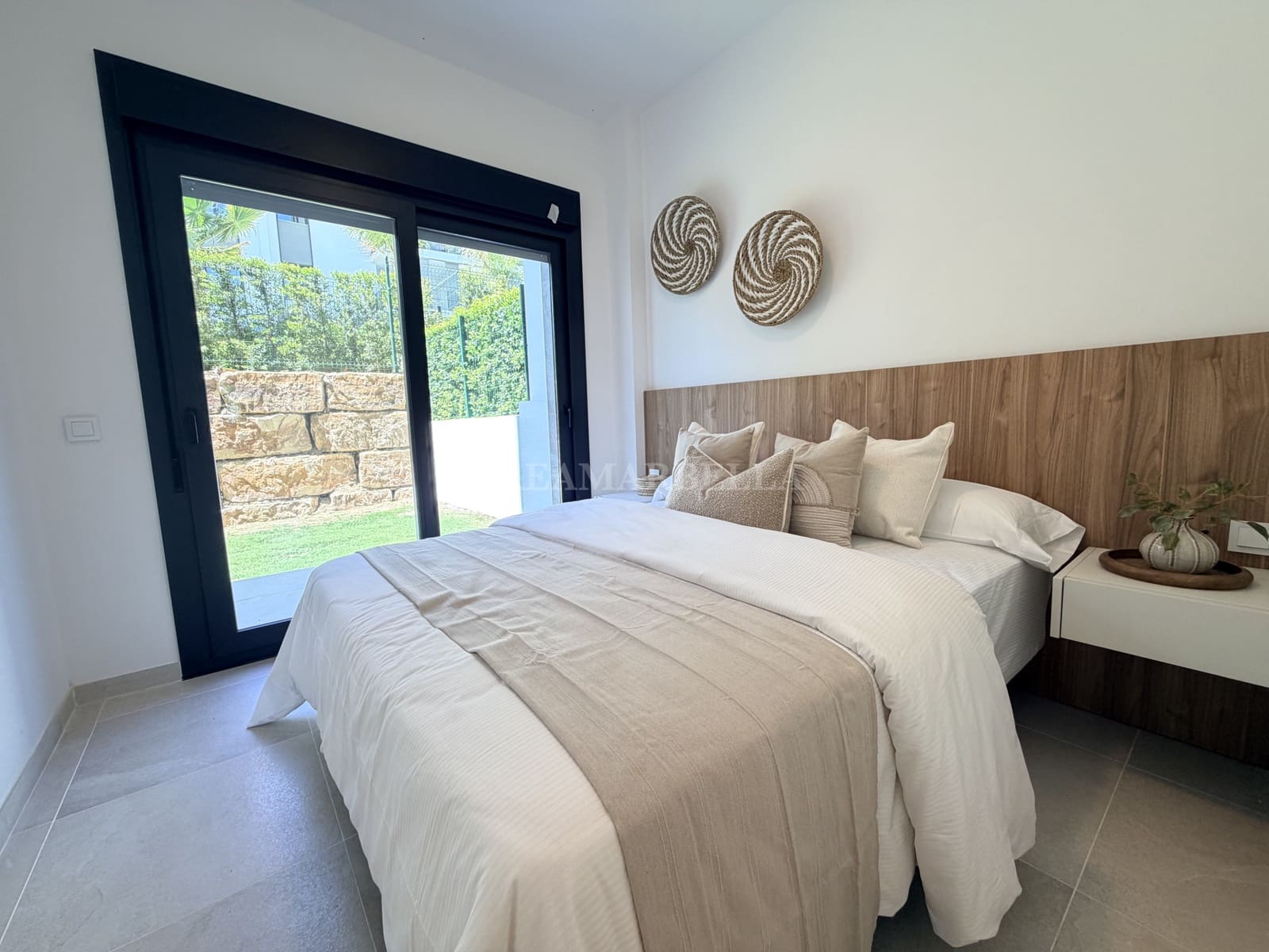 2 sovrum Lägenhet att hyra i Estepona med pool garage - 2 500 € (Ref: 10000212)