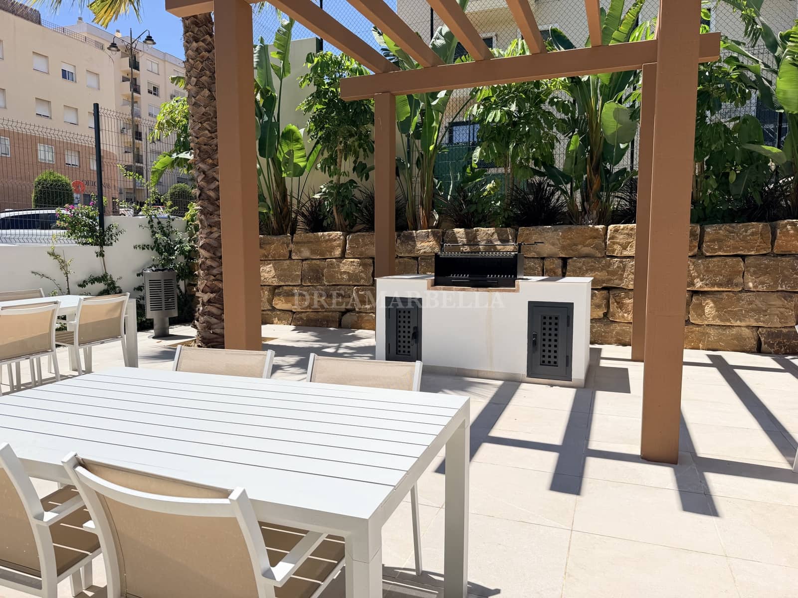 2 sovrum Lägenhet att hyra i Estepona med pool garage - 2 500 € (Ref: 10000212)