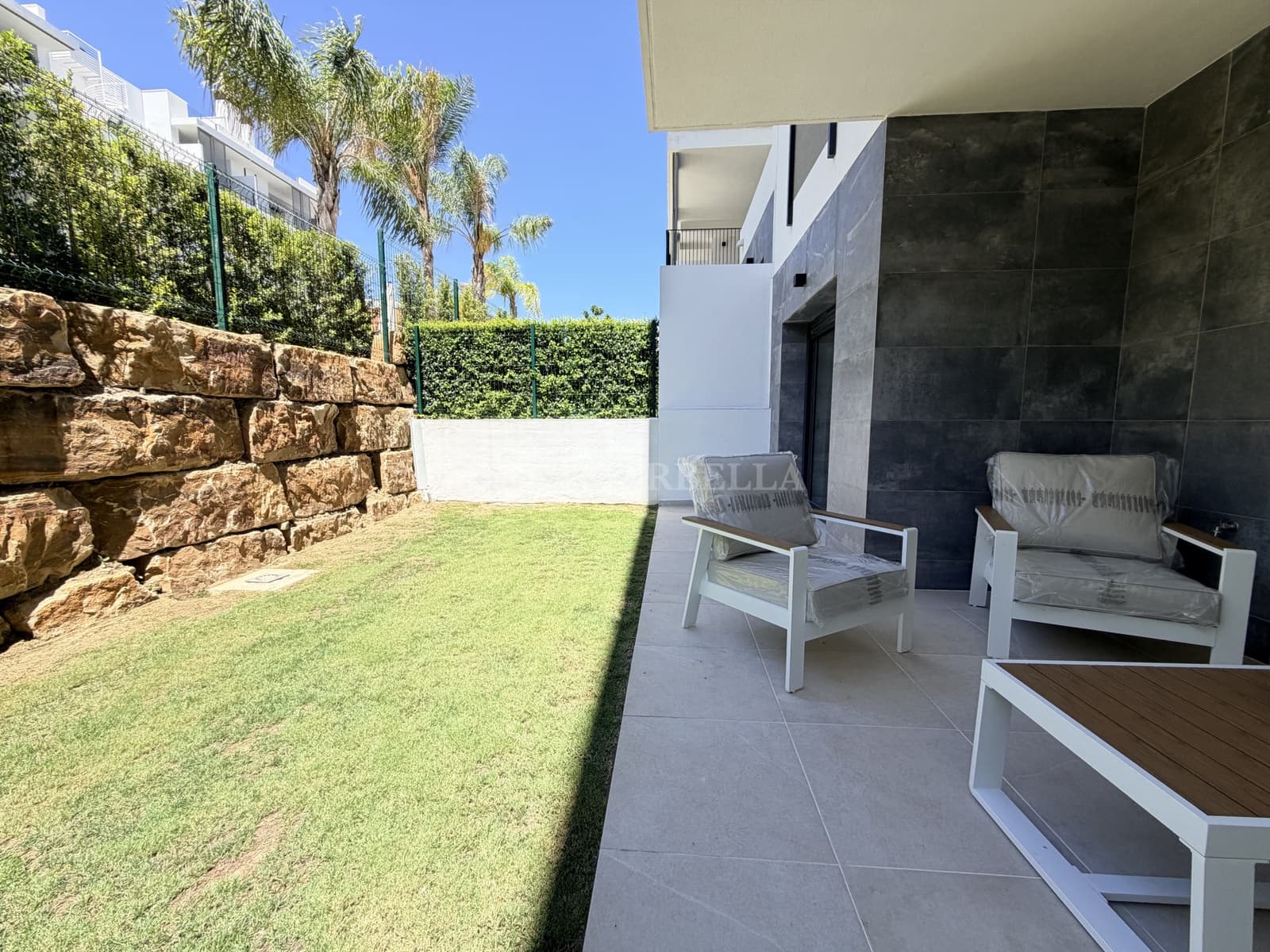 2 sovrum Lägenhet att hyra i Estepona med pool garage - 2 500 € (Ref: 10000212)