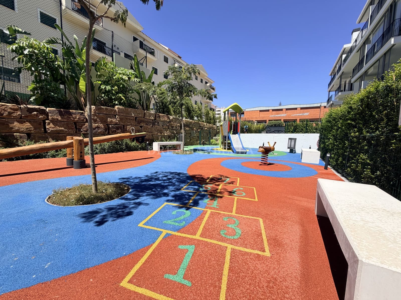 2 sovrum Lägenhet att hyra i Estepona med pool garage - 2 500 € (Ref: 10000212)