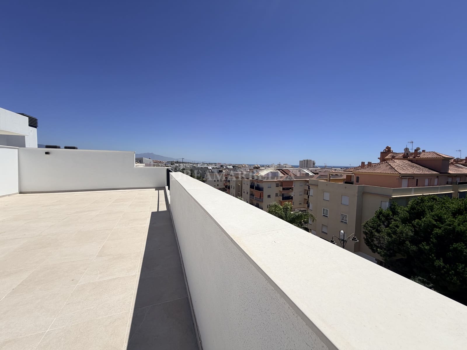 3 Zimmer Penthouse zu vermieten in Estepona mit Pool Garage - 3.200 € (Ref: 10000213)