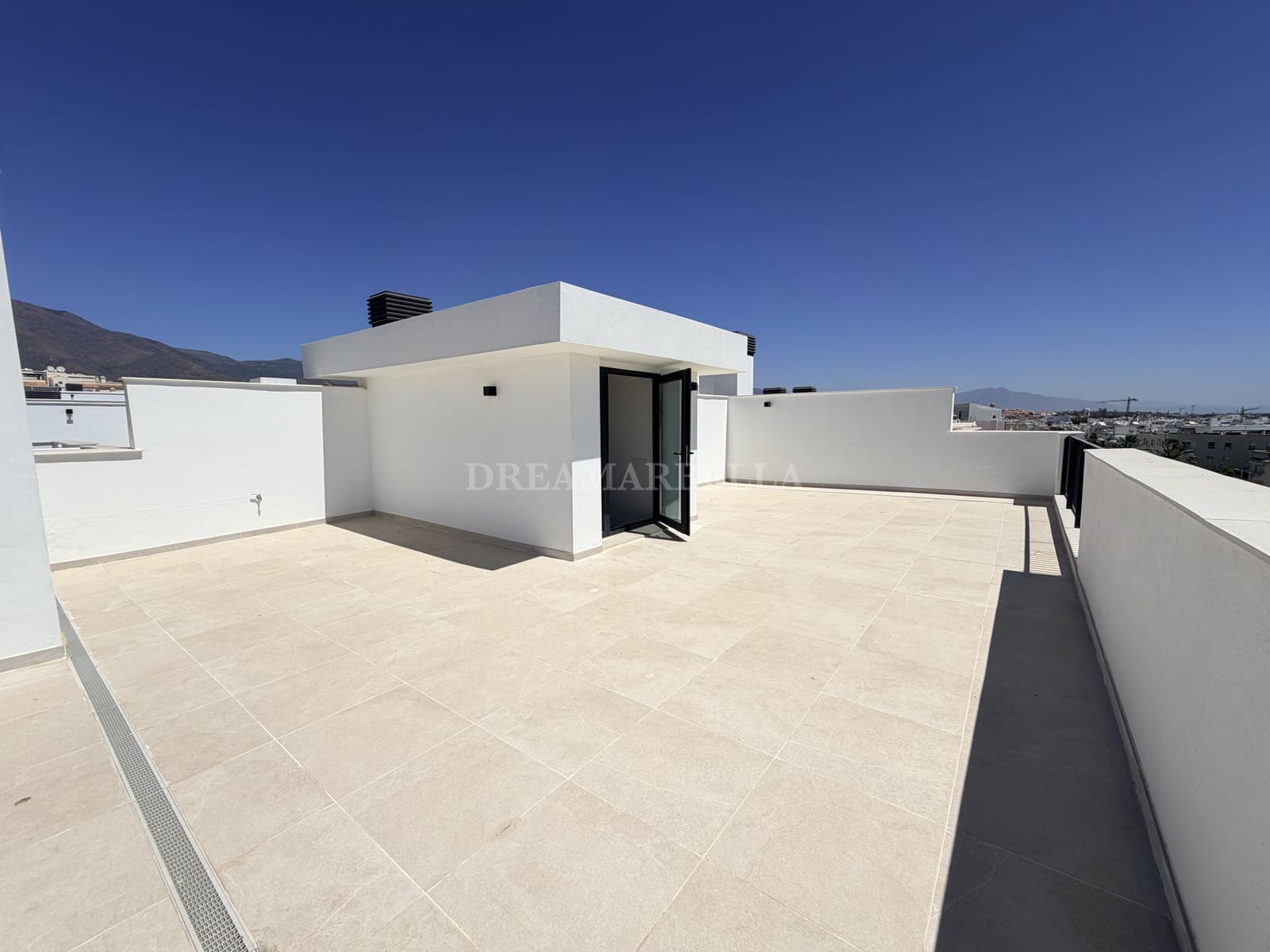3 Zimmer Penthouse zu vermieten in Estepona mit Pool Garage - 3.200 € (Ref: 10000213)