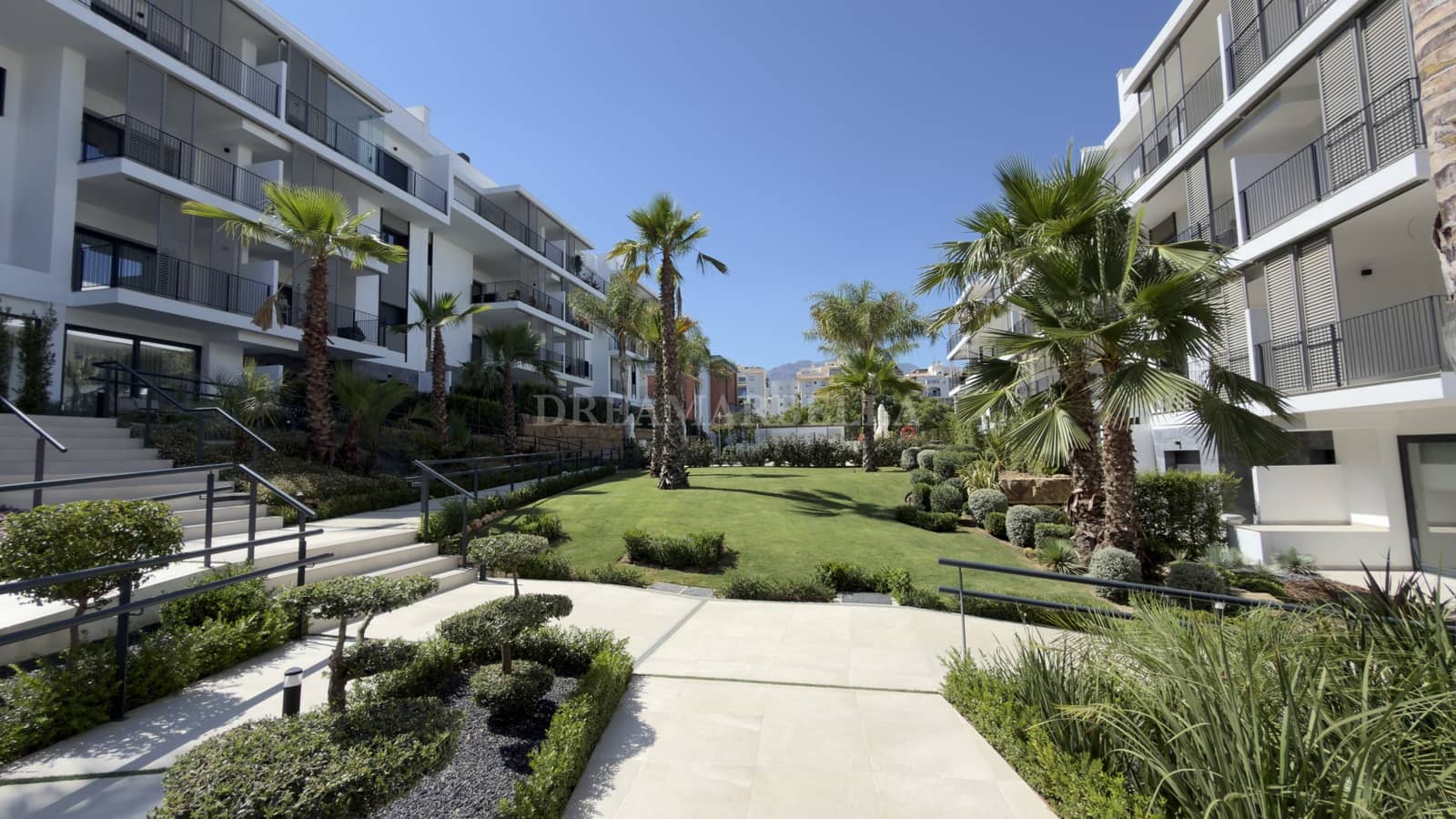 2 bedroom Apartment for rent in Estepona with pool garage - € 2,500 (Ref: 10000214)