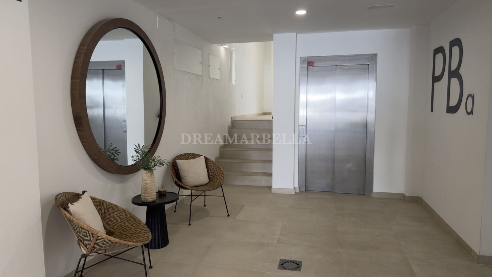 2 bedroom Apartment for rent in Estepona with pool garage - € 2,500 (Ref: 10000214)
