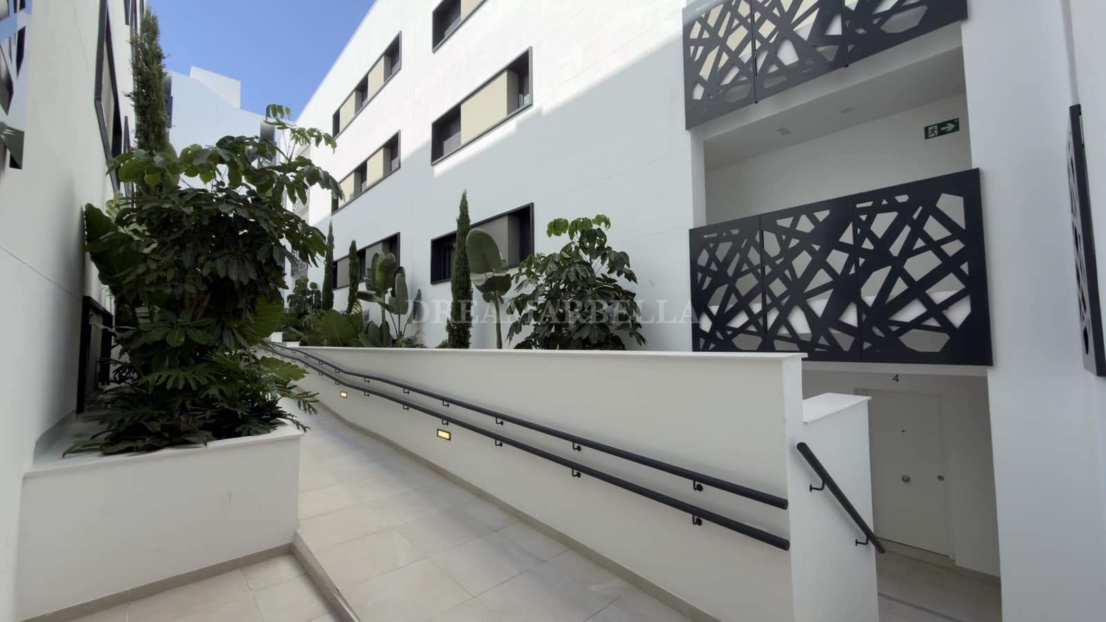 2 bedroom Apartment for rent in Estepona with pool garage - € 2,500 (Ref: 10000214)