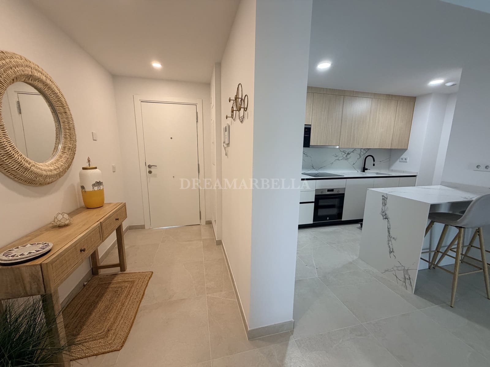 2 bedroom Apartment for rent in Estepona with pool garage - € 2,500 (Ref: 10000214)