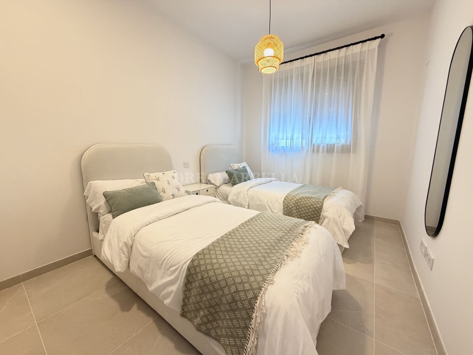 2 bedroom Apartment for rent in Estepona with pool garage - € 2,500 (Ref: 10000214)