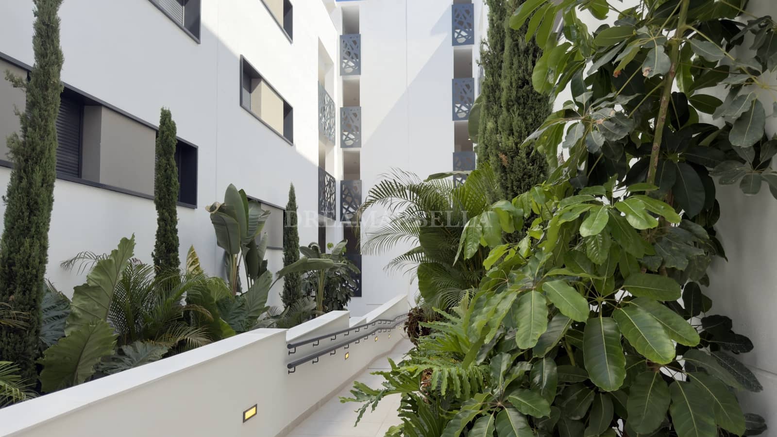 2 bedroom Apartment for rent in Estepona with pool garage - € 2,500 (Ref: 10000214)