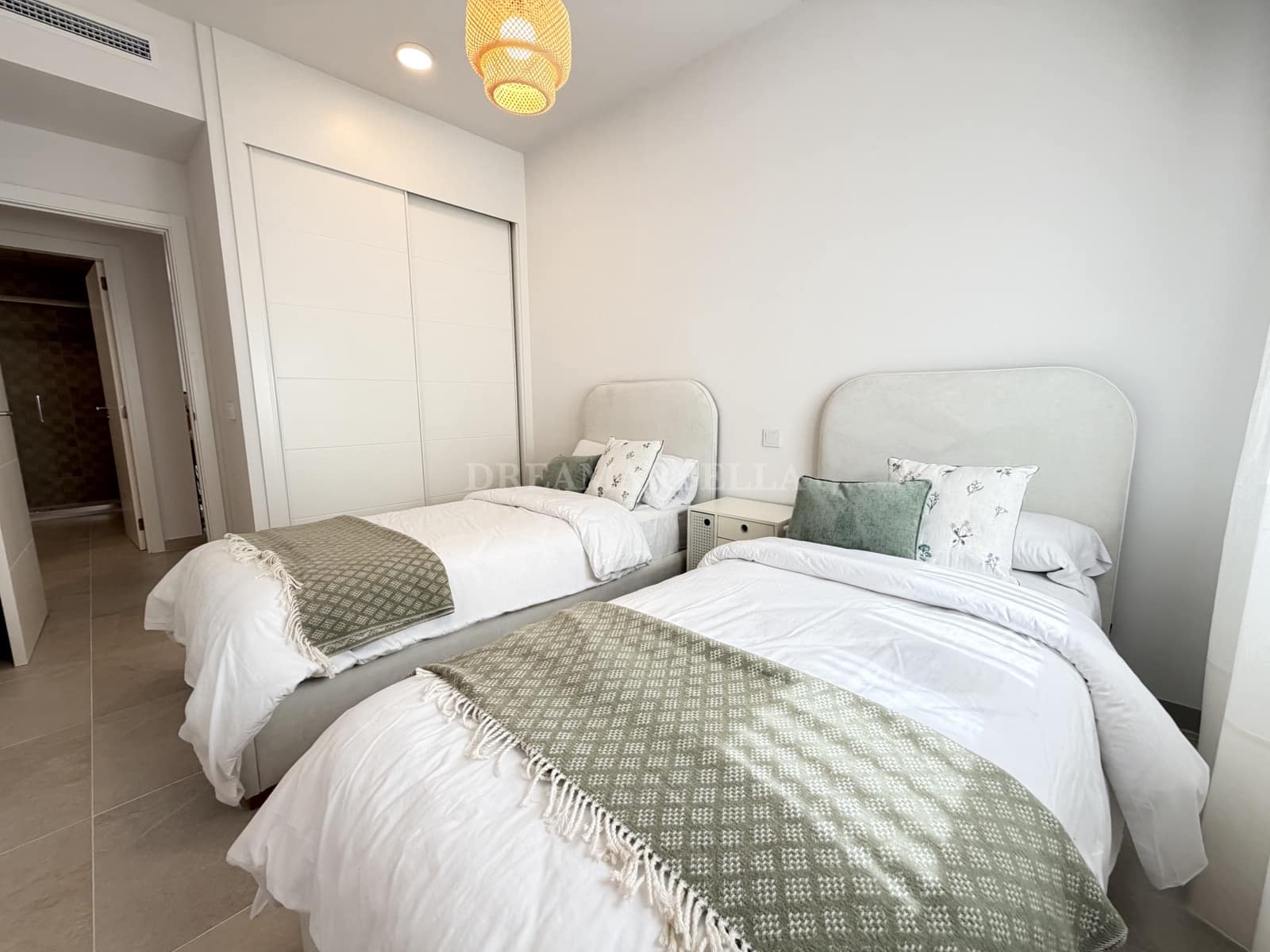2 bedroom Apartment for rent in Estepona with pool garage - € 2,500 (Ref: 10000214)