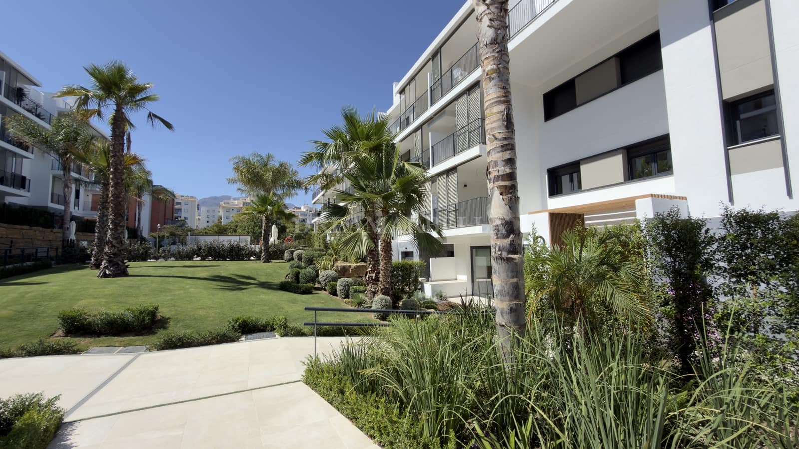 2 bedroom Apartment for rent in Estepona with pool garage - € 2,500 (Ref: 10000214)