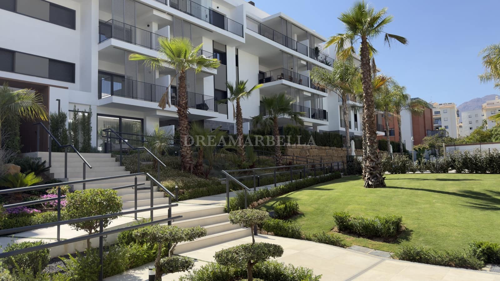2 bedroom Apartment for rent in Estepona with pool garage - € 2,500 (Ref: 10000214)