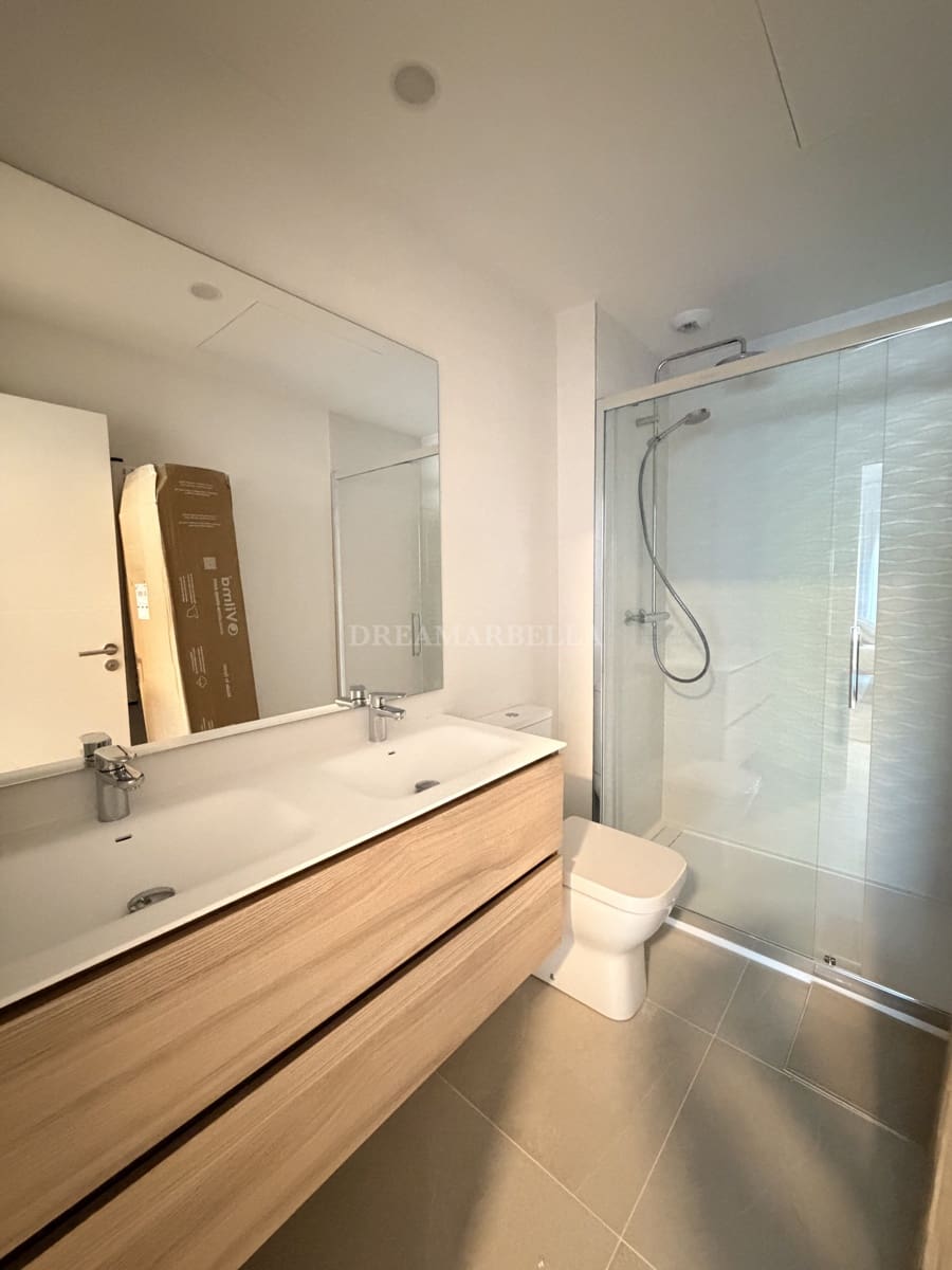 2 sovrum Lägenhet att hyra i Estepona med pool garage - 2 500 € (Ref: 10000215)