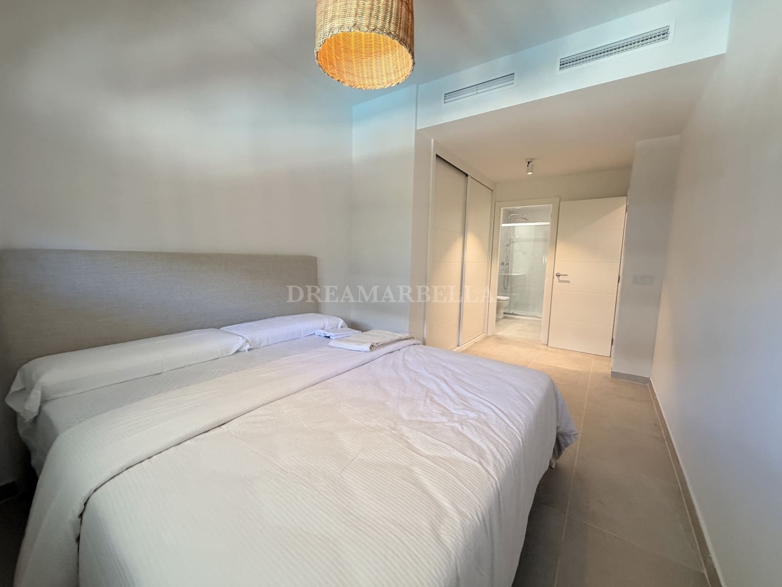 2 bedroom Apartment for rent in Estepona with pool garage - € 2,500 (Ref: 10000215)