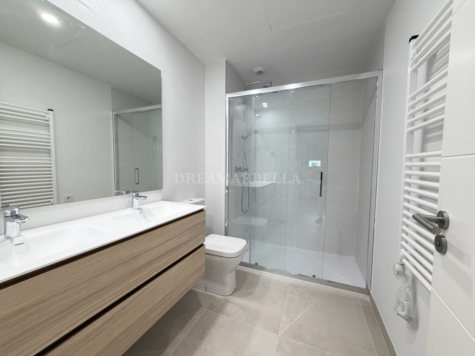 2 bedroom Apartment for rent in Estepona with pool garage - € 2,500 (Ref: 10000215)