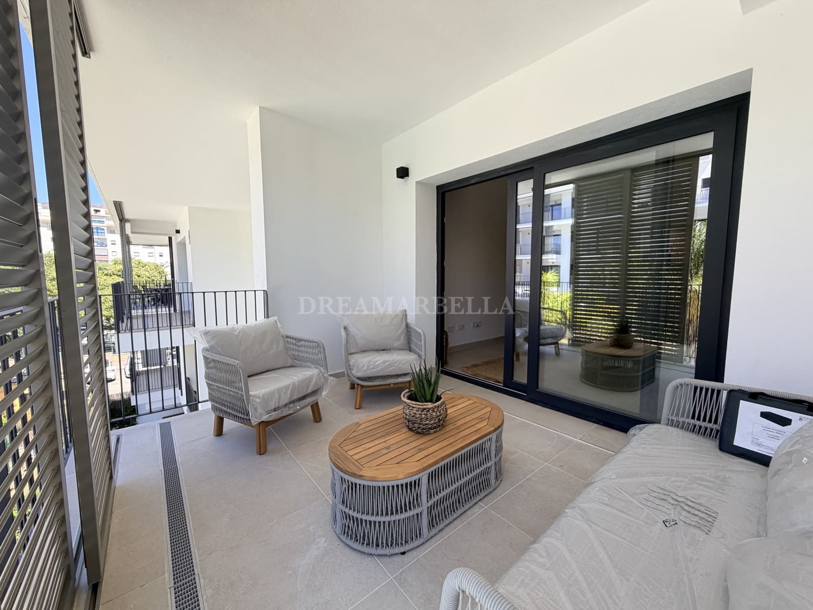 2 bedroom Apartment for rent in Estepona with pool garage - € 2,500 (Ref: 10000215)